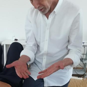 Harvey Burns in class demonstrating a Rolfing technique to students